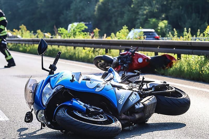 Zwei Motorräder sind an einer Unfallstelle zu sehen (Symbolbild): Auf der A3 ereignete sich ein Motorradunfall.