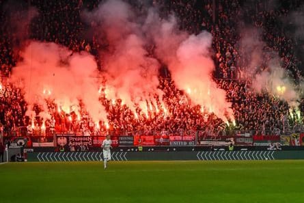 Pyrotechnik in Augsburg: Nachdem zwei Personen verletzt wurden, ermittelt die Polizei.