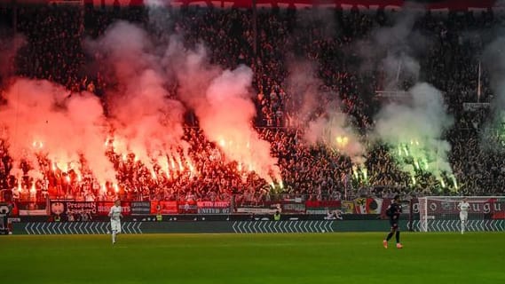 Pyrotechnik in Augsburg: Nachdem zwei Personen verletzt wurden, ermittelt die Polizei.