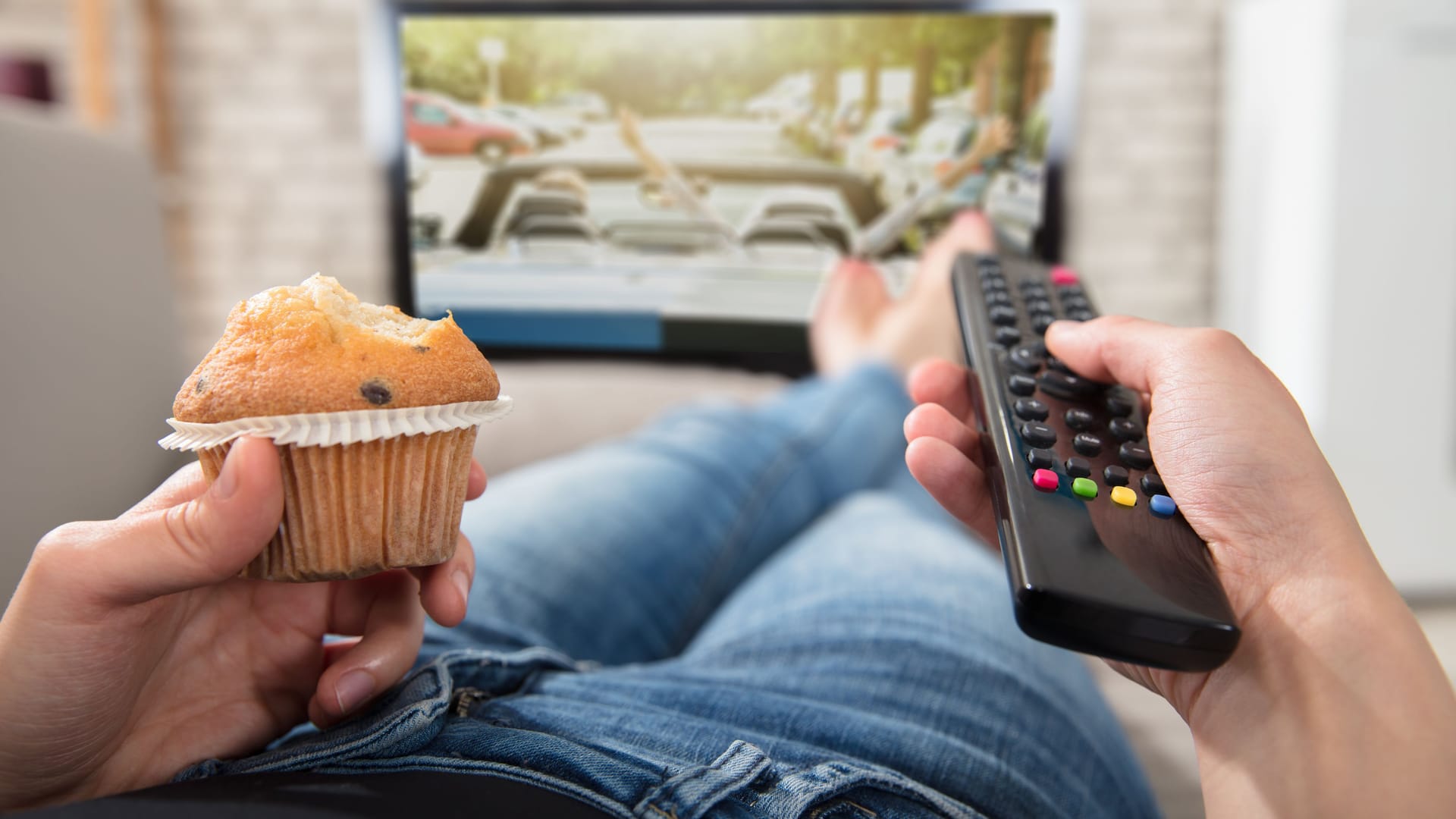 Nach dem Abendessen mit einem Snack vor dem Fernseher: Um dem Verlangen nach Süßem zu trotzen, müssen Gewohnheiten verändert werden.