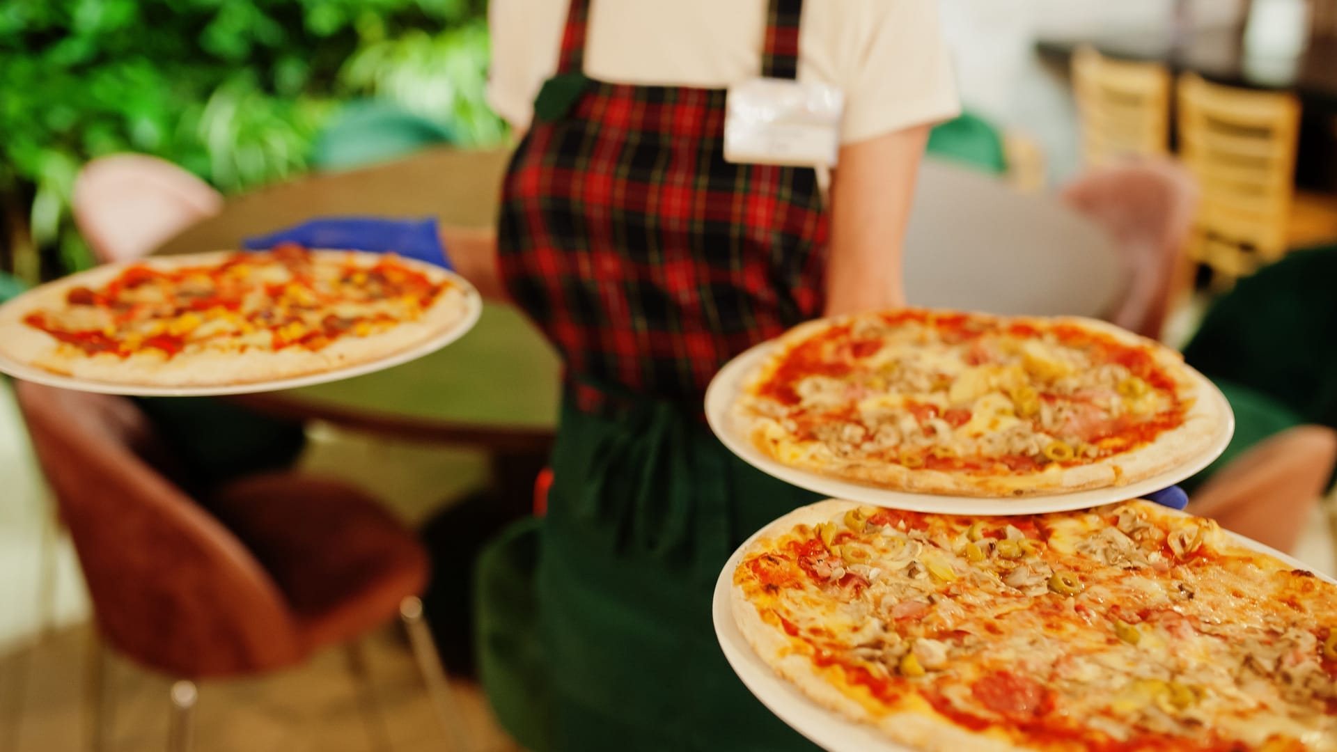 Eine Pizza wird serviert (Symbolbild): In Wien muss ein Testesser drei der Speisen pro Tag verkosten.