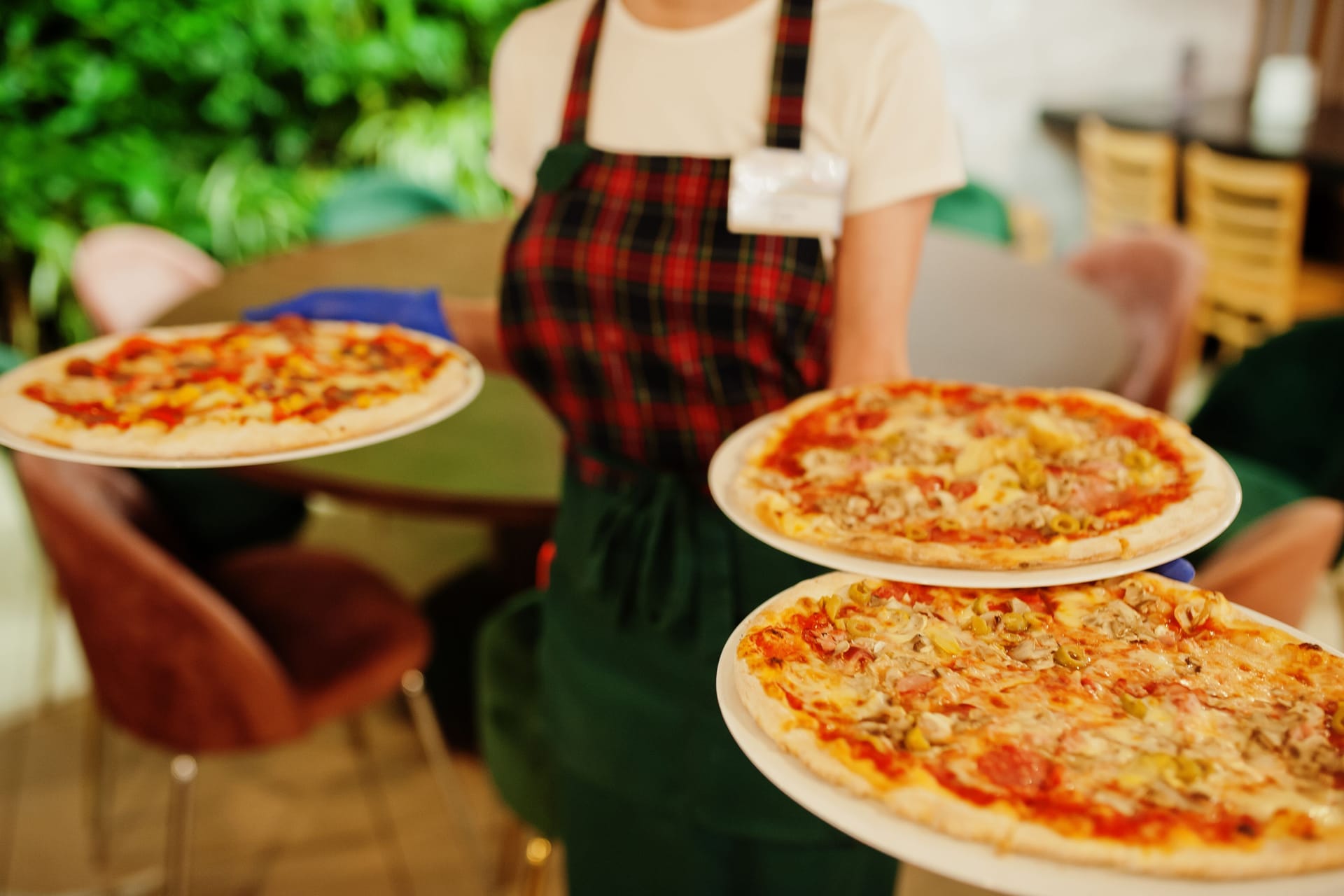 Eine Pizza wird serviert (Symbolbild): In Wien muss ein Testesser drei der Speisen pro Tag verkosten.