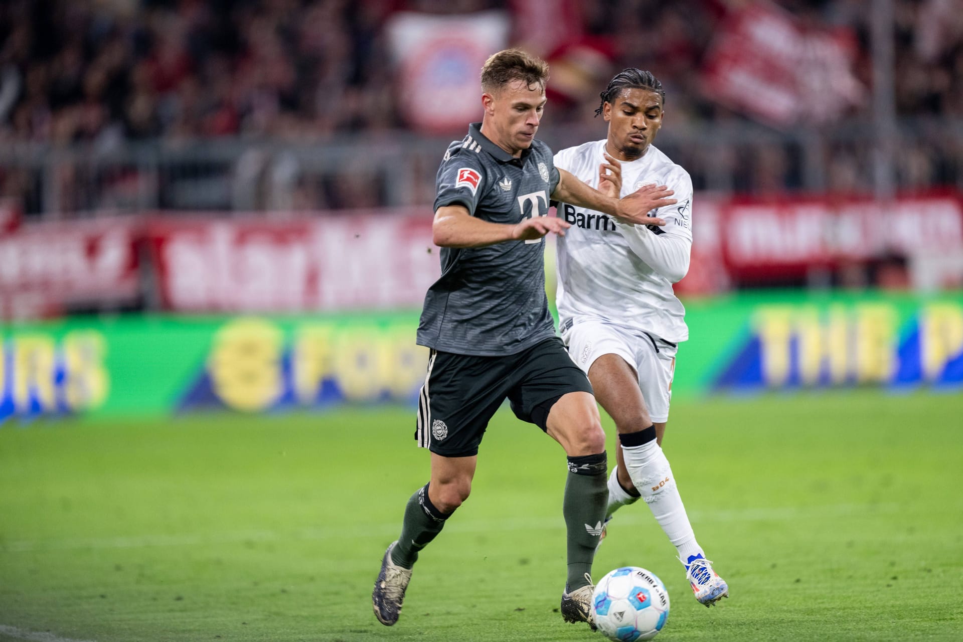 Joshua Kimmich: Erlaubte sich einen gefährlichen Ballverlust (9.). Ließ sich im Spielaufbau tief in eine Art Liberoposition fallen. Kurbelte das Bayern-Spiel immer wieder an. Leitete das 1:1 mit ein. Gefährlicher Distanzschuss (68.) knapp am Tor vorbei. Note 2