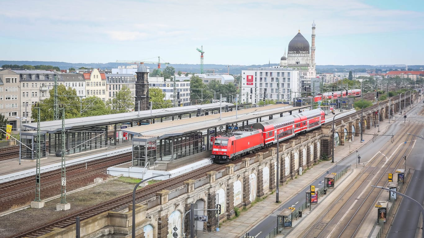 Der Bahnhof Dresden-Mitte (Archivbild): Hier ist ein Mitarbeiter der Deutschen Bahn angegriffen worden.