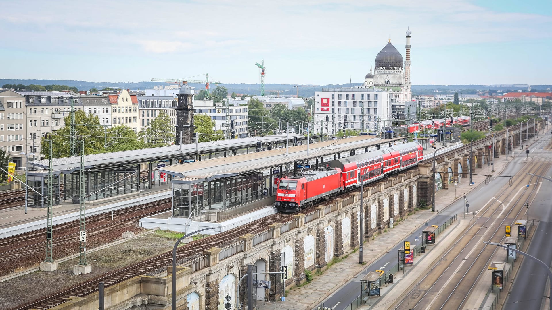 Der Bahnhof Dresden-Mitte (Archivbild): Hier ist ein Mitarbeiter der Deutschen Bahn angegriffen worden.