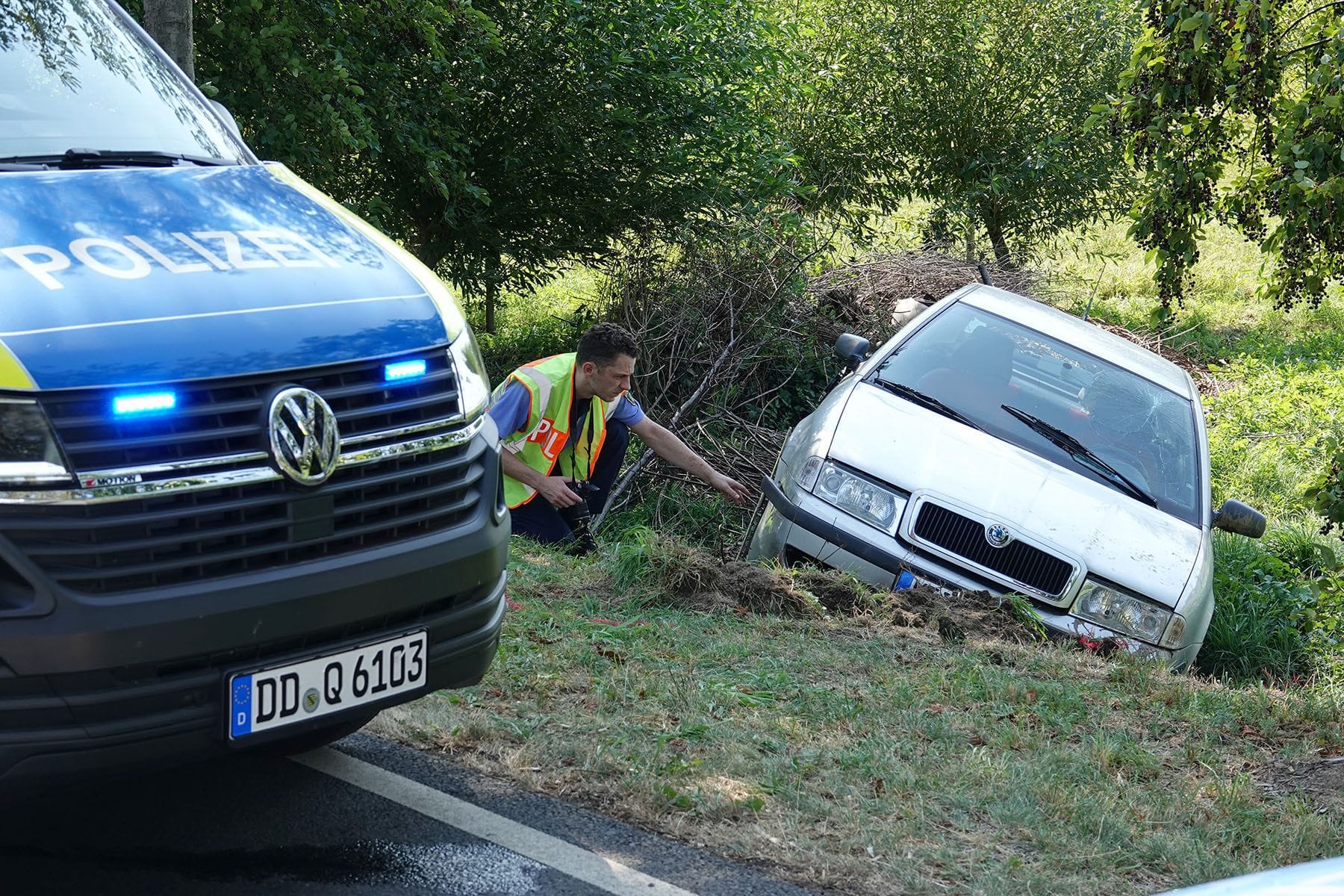 VU PKW fuhr in den Straßengraben - 1 Toter