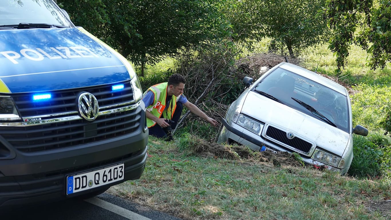 VU PKW fuhr in den Straßengraben - 1 Toter