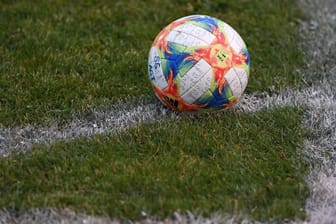 Ein Fußball liegt zum Eckstoß bereit: 17 Spiele im deutschen Fußball stehen unter Manipulationsverdacht.