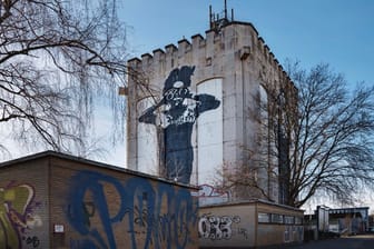 Die Fassade des Hochbunkers in Bremen-Walle zieht seit jeher die Blicke auf sich – bald soll auch im Inneren wieder Leben einkehren.