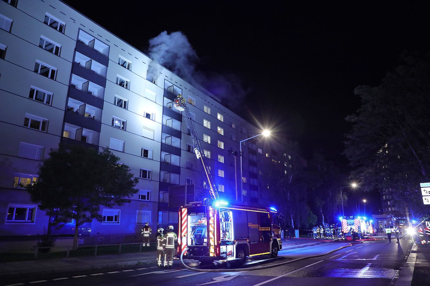 Sachsen / Dresden: Am 24.09.2024 kam es gegen 20.20 Uhr an der Steinstraße zu einem Wohnungsbrand. In der 8. Etage eines Mehrfamilienhauses brannte eine Wohnung. Als die Berufsfeuerwehr (Wachen Altstadt und Albertstadt) eintraf, drang dichter Rauch aus der Wohnung. Die Bewohnerin wurde schwer verletzt und mit einer Rauchgasvergiftung ins Krankenhaus eingeliefert. Andere Personen kamen bisher nicht zu Schaden.