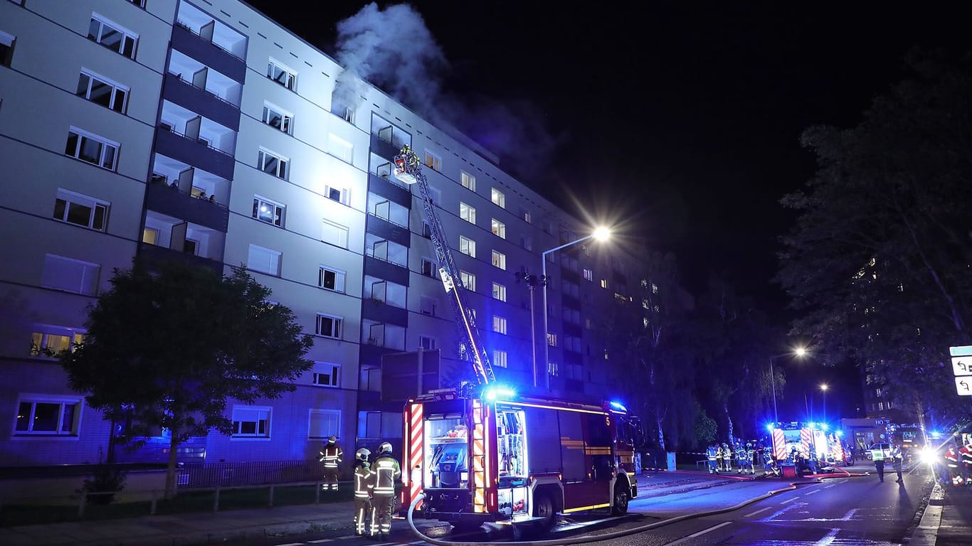 Sachsen / Dresden: Am 24.09.2024 kam es gegen 20.20 Uhr an der Steinstraße zu einem Wohnungsbrand. In der 8. Etage eines Mehrfamilienhauses brannte eine Wohnung. Als die Berufsfeuerwehr (Wachen Altstadt und Albertstadt) eintraf, drang dichter Rauch aus der Wohnung. Die Bewohnerin wurde schwer verletzt und mit einer Rauchgasvergiftung ins Krankenhaus eingeliefert. Andere Personen kamen bisher nicht zu Schaden.