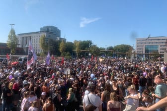 Gegendemonstranten am Ottoplatz in Köln-Deutz. Tausende Teilnehmer schlossen sich einem Protestaufruf des Bündnisses "Pro Choice" an.