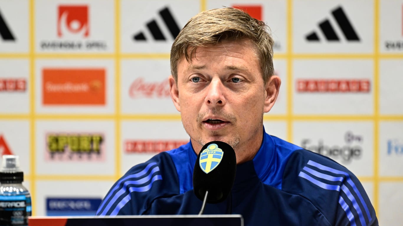 Schwedens Nationaltrainer Jon Dahl Tomasson setzt im Mittelfeldzentrum auf andere Spieler.