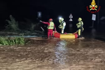 Feuerwehrleute suchen eine Großmutter und ihren fünf Monate alten Enkel.