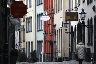 Die Kölner Altstadt (Symbolbild): Hier fuhr ein Taxifahrer gezielt Frauen an und verletzte sie.