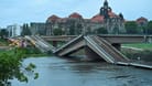 Die Carolabrücke am Freitag: Der Brückenzug C ist in die Elbe gestürzt.