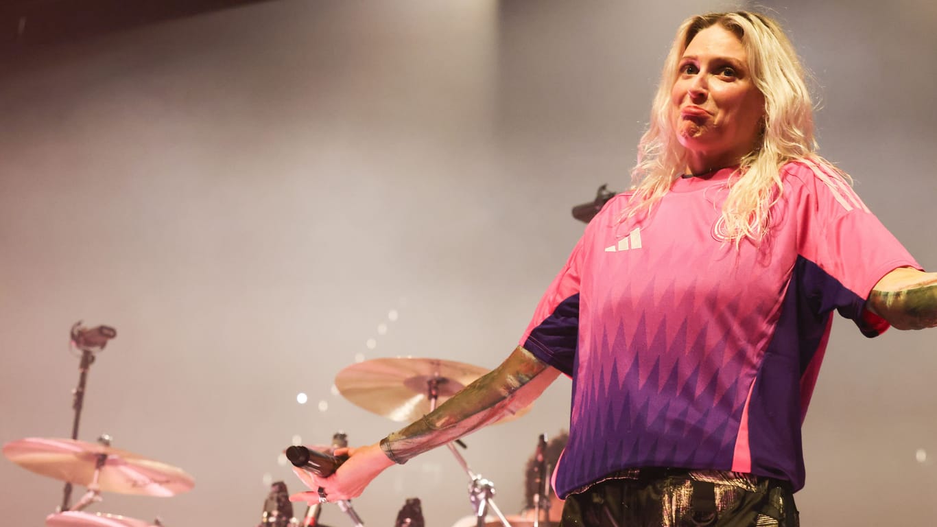 Zugabe in Pink: Linkin-Park-Sängerin Emily Armstrong überraschte zum Schluss des Konzerts mit einem DFB-Trikot.