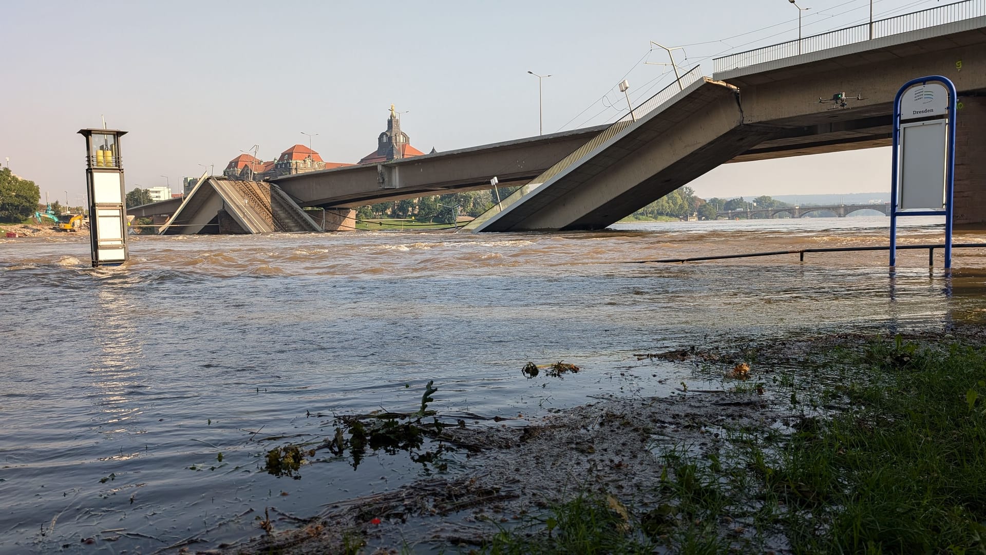 Am Mittwochvormittag stieg der Pegelstand der Elbe über sechs Meter: Große Teile des Terrassenufers sind überspült.