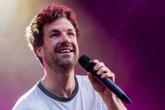 Luke Mockridge bei einem Auftritt (Archivfoto): Nach einer Äußerung in einem Podcast fallen zwei Shows des Comedians in Gelsenkirchen aus.