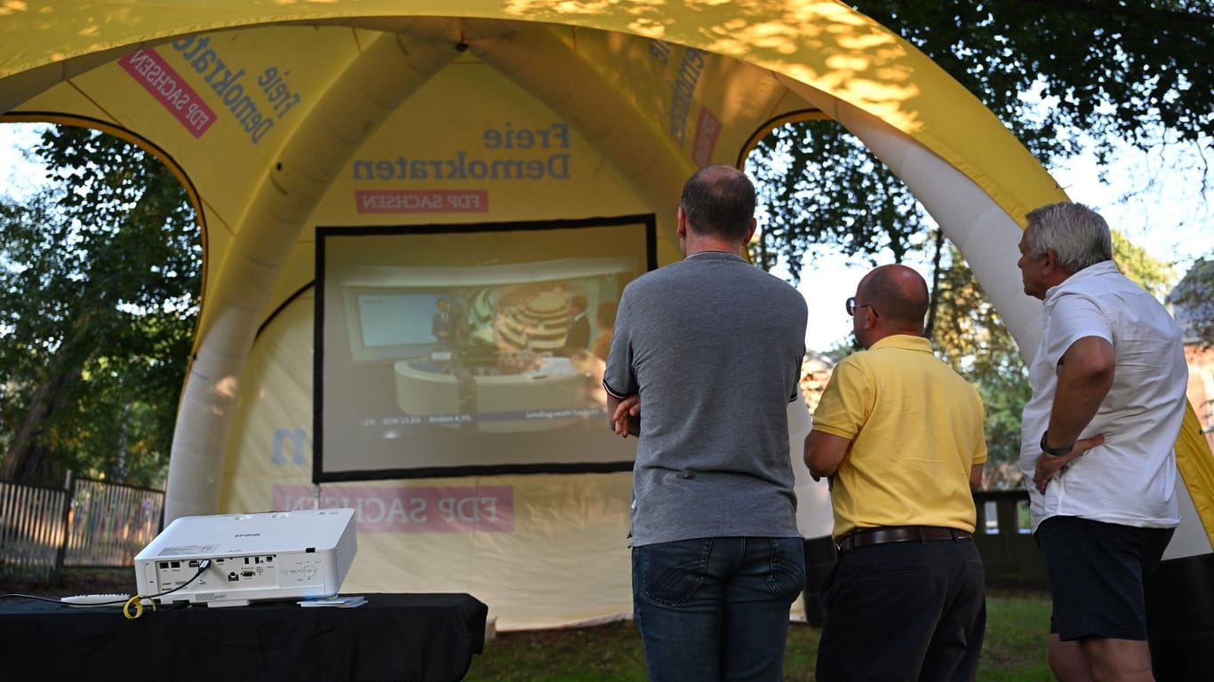 Anhänger der FDP verfolgen nach der Verkündung der ersten Hochrechnungen im TV die Ergebnisse. In Sachsen fand am Sonntag die Landtagswahl statt.