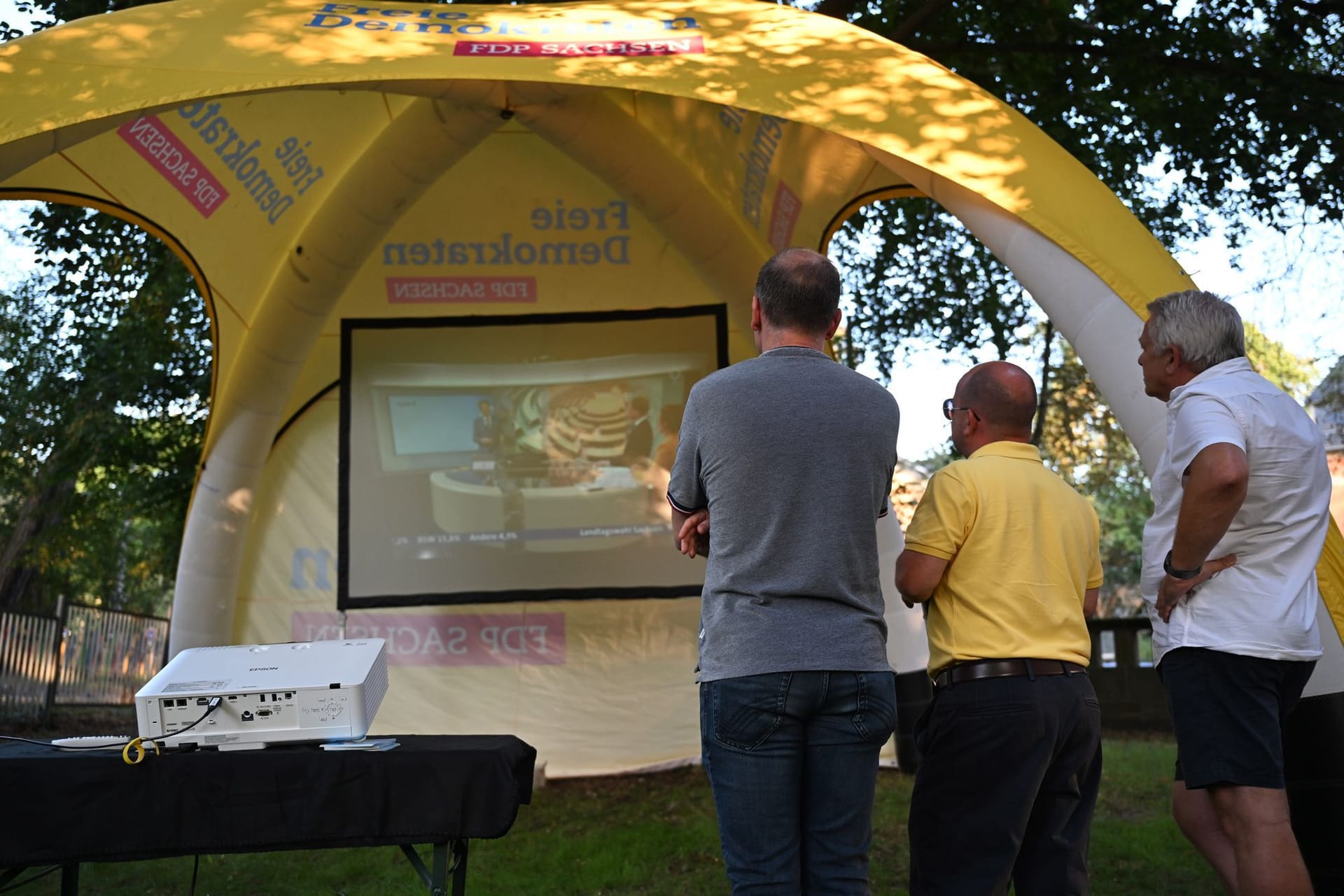 Anhänger der FDP verfolgen nach der Verkündung der ersten Hochrechnungen im TV die Ergebnisse. In Sachsen fand am Sonntag die Landtagswahl statt.