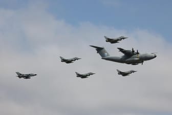 Vier Eurofighter der deutschen Luftwaffe begleiten mit einem Tornado-Kampfjet einen Airbus A400M. Die Militärmaschinen sind in enger Formation über Köln hinweggeflogen.