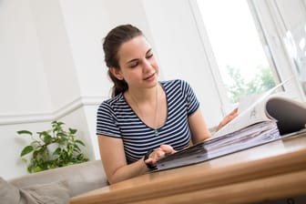 Ein Frau schaut in einen Aktenordner