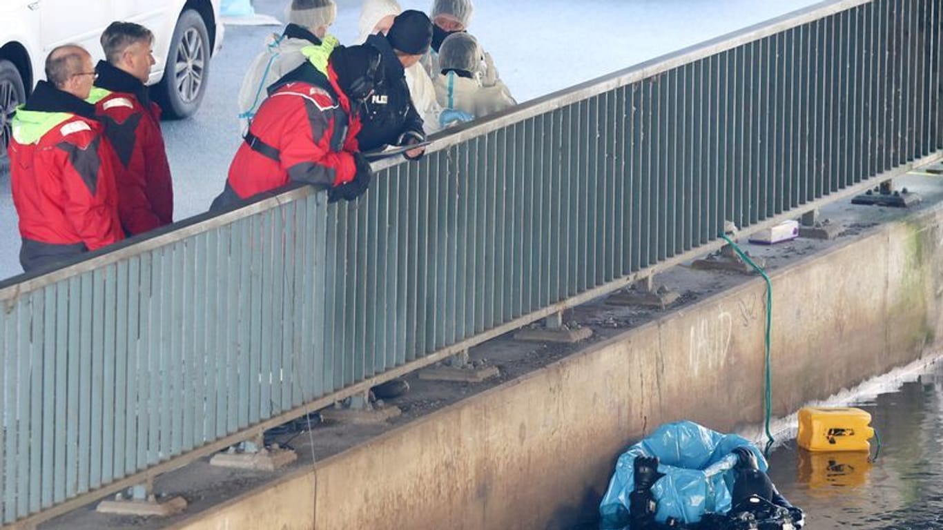 Großer Einsatz am Kanal in Wilhelmsburg.