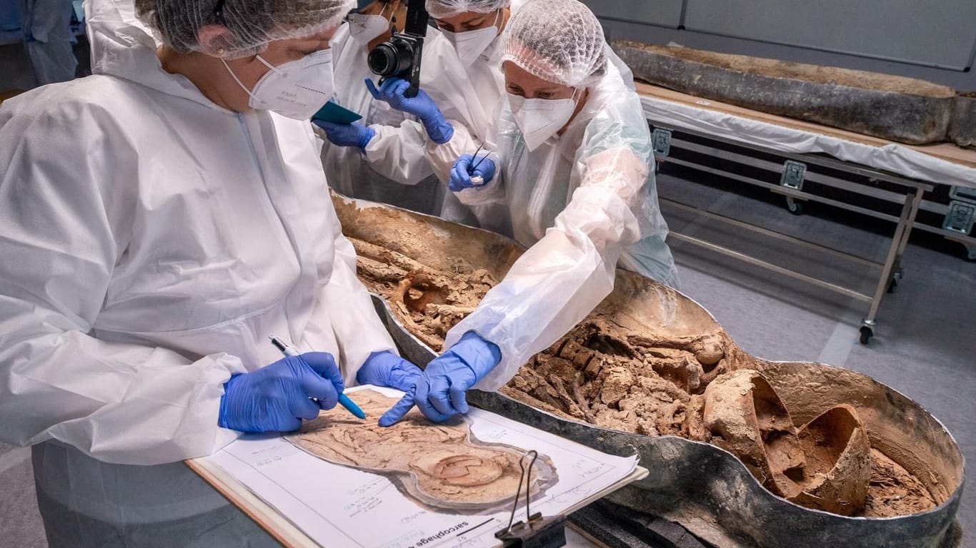 Forscher untersuchten die Überreste des Unbekannten, der in der Vierung des Querschiffs von Notre-Dame in einem Sarkophag gefunden wurde.