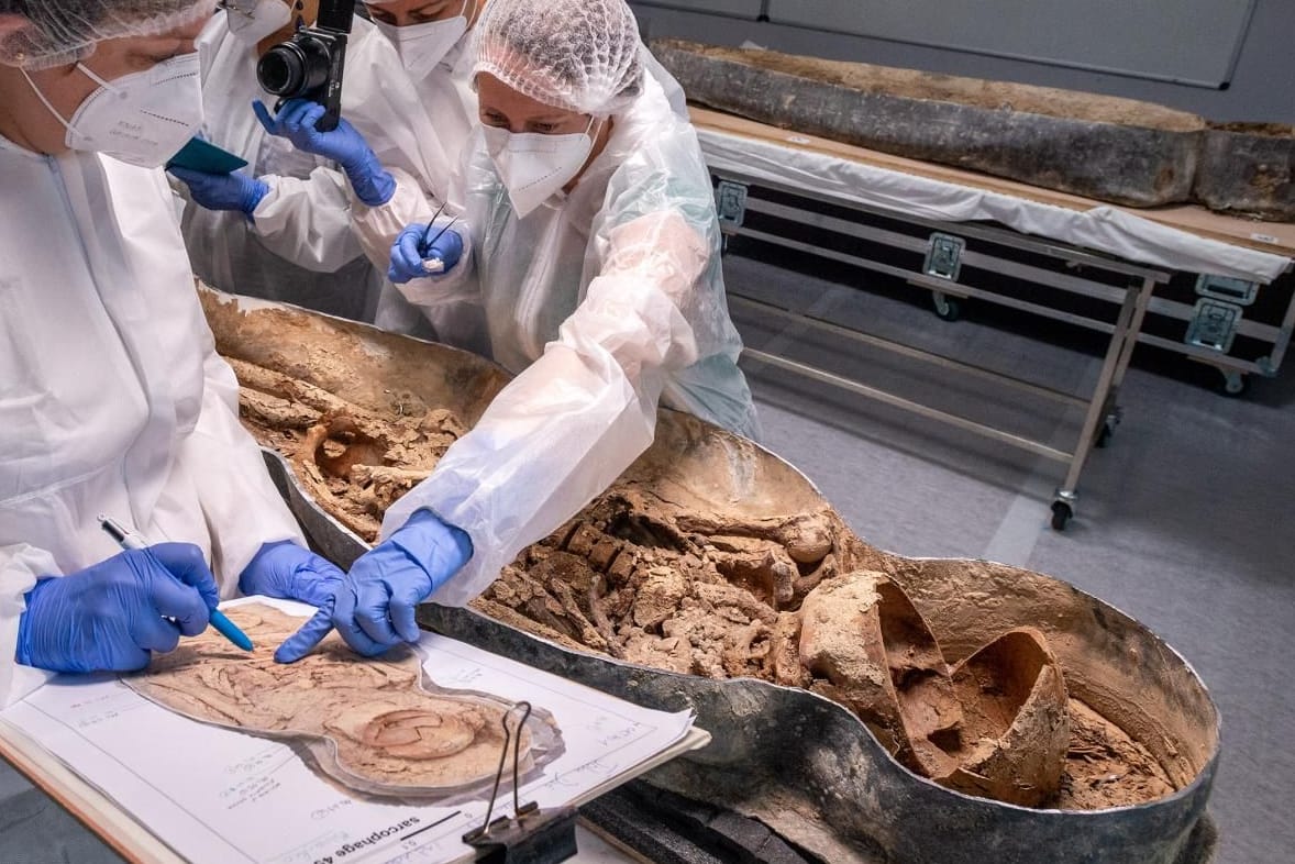 Forscher untersuchten die Überreste des Unbekannten, der in der Vierung des Querschiffs von Notre-Dame in einem Sarkophag gefunden wurde.