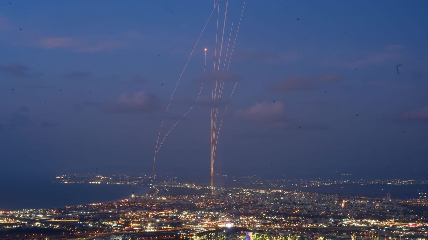 Flugabwehrfeuer über Haifa im Norden Israels