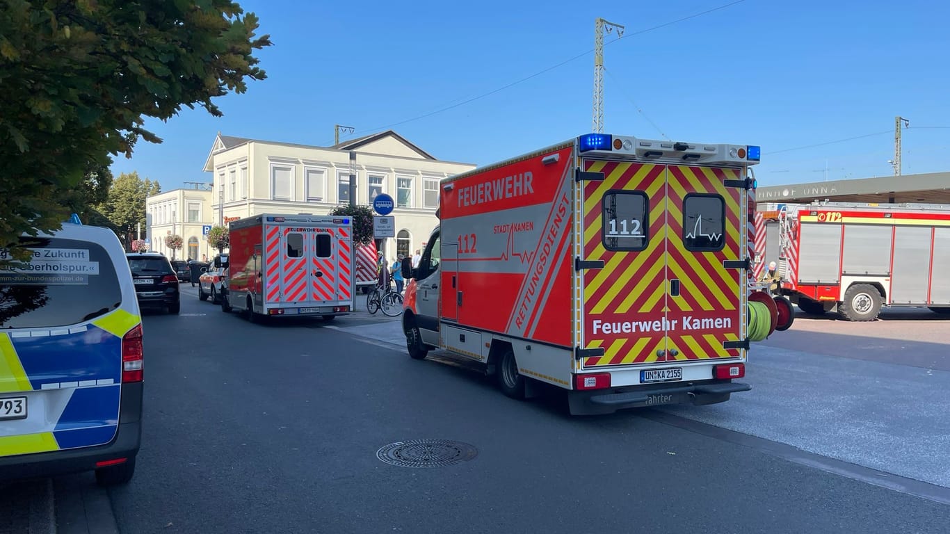 Polizei, Feuerwehr und Rettungskräfte vor dem Bahnhof in Unna: Hier wurde offenbar ein Mann von einem Zug erfasst.