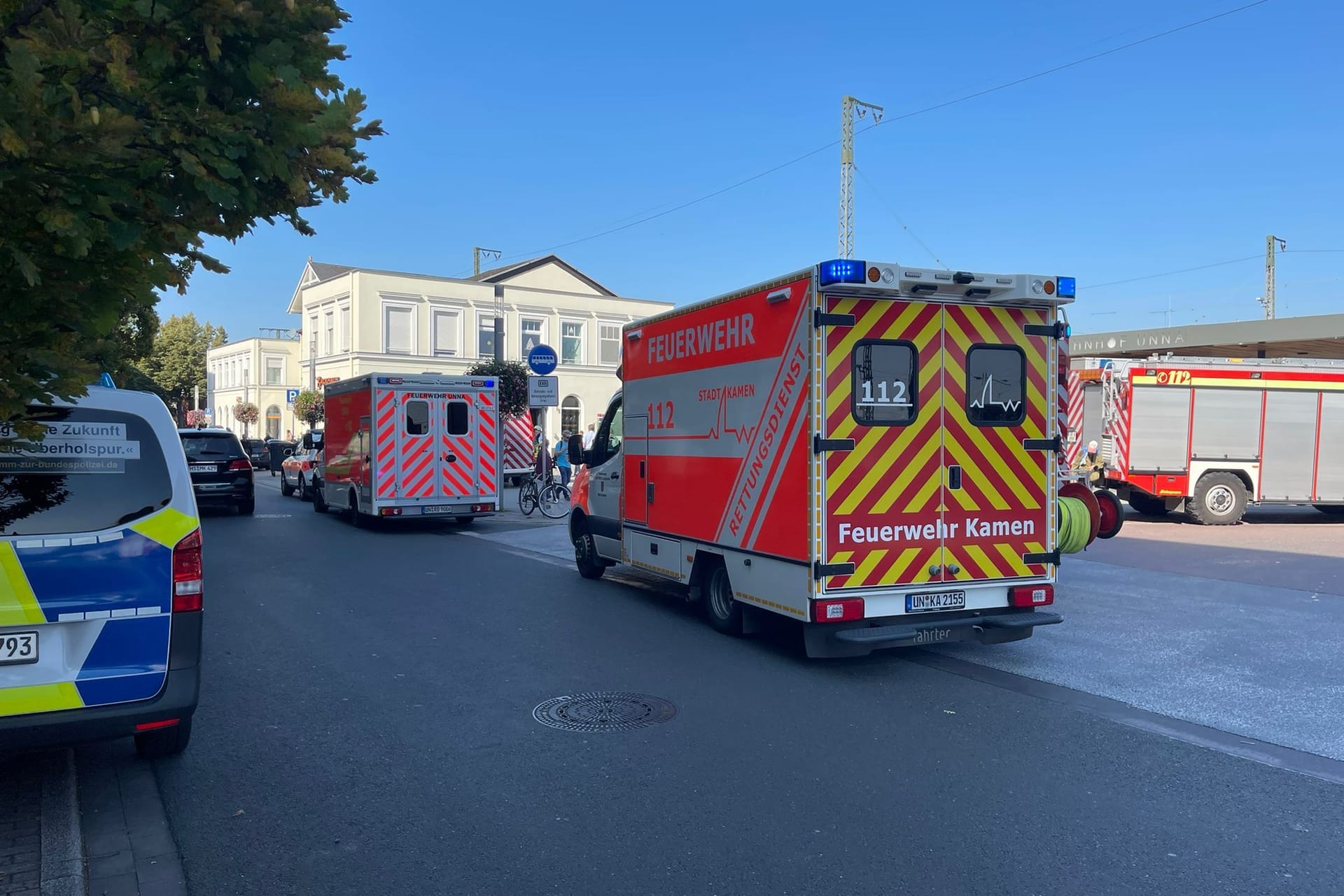 Polizei, Feuerwehr und Rettungskräfte vor dem Bahnhof in Unna: Hier wurde offenbar ein Mann von einem Zug erfasst.