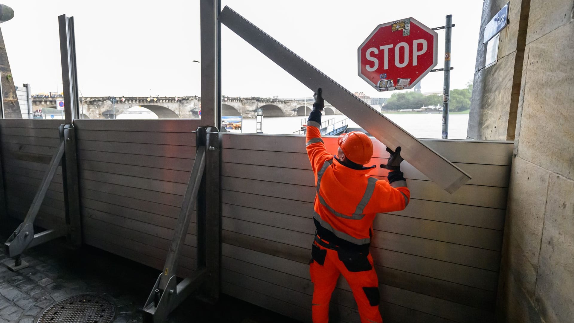 Ein Mitarbeiter der technischen Dienste der Landeshauptstadt Dresden baut in der Brühlschen Gasse Spundwände zum Schutz gegen das Hochwasser der Elbe auf: Die Pegelstände steigen in Sachsen weiter an.