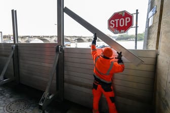 Ein Mitarbeiter der technischen Dienste der Landeshauptstadt Dresden baut in der Brühlschen Gasse Spundwände zum Schutz gegen das Hochwasser der Elbe auf: Die Pegelstände steigen in Sachsen weiter an.