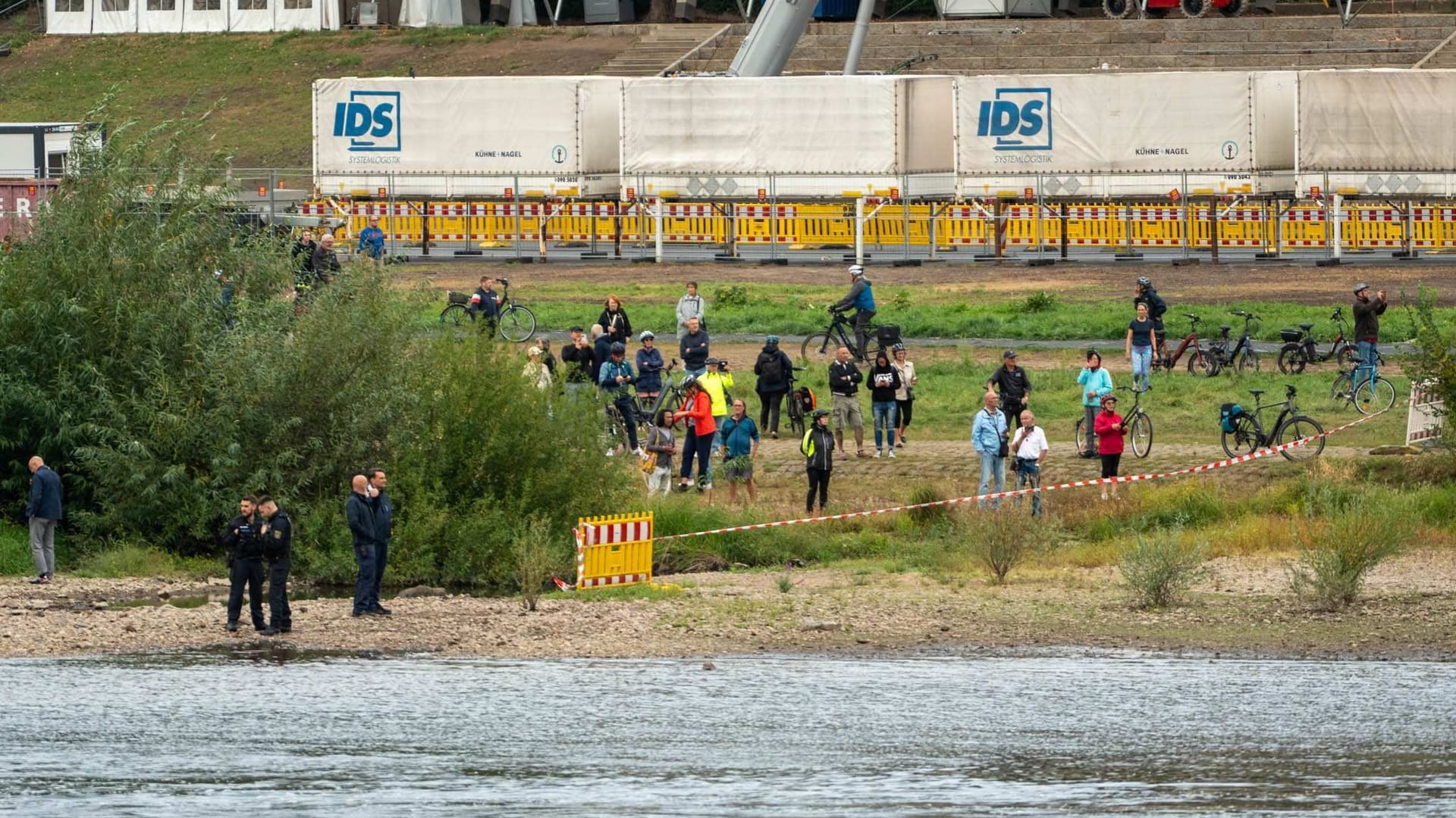 Die Polizei hat die Carolabrücke weiträumig abgesperrt: Hinter der Absperrung tummeln sich viele Dresdner, um sich selbst ein Bild vom Unglück zu machen.