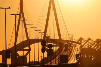 Die Köhlbrandbrücke im Hamburger Hafen im Sonnenuntergang: 1974 wurde das Bauwerk vom damaligen Bundespräsident Walter Scheel eingeweiht.