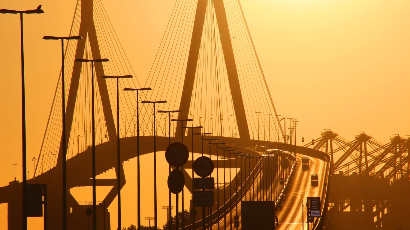 Die Köhlbrandbrücke im Hamburger Hafen im Sonnenuntergang: 1974 wurde das Bauwerk vom damaligen Bundespräsident Walter Scheel eingeweiht.