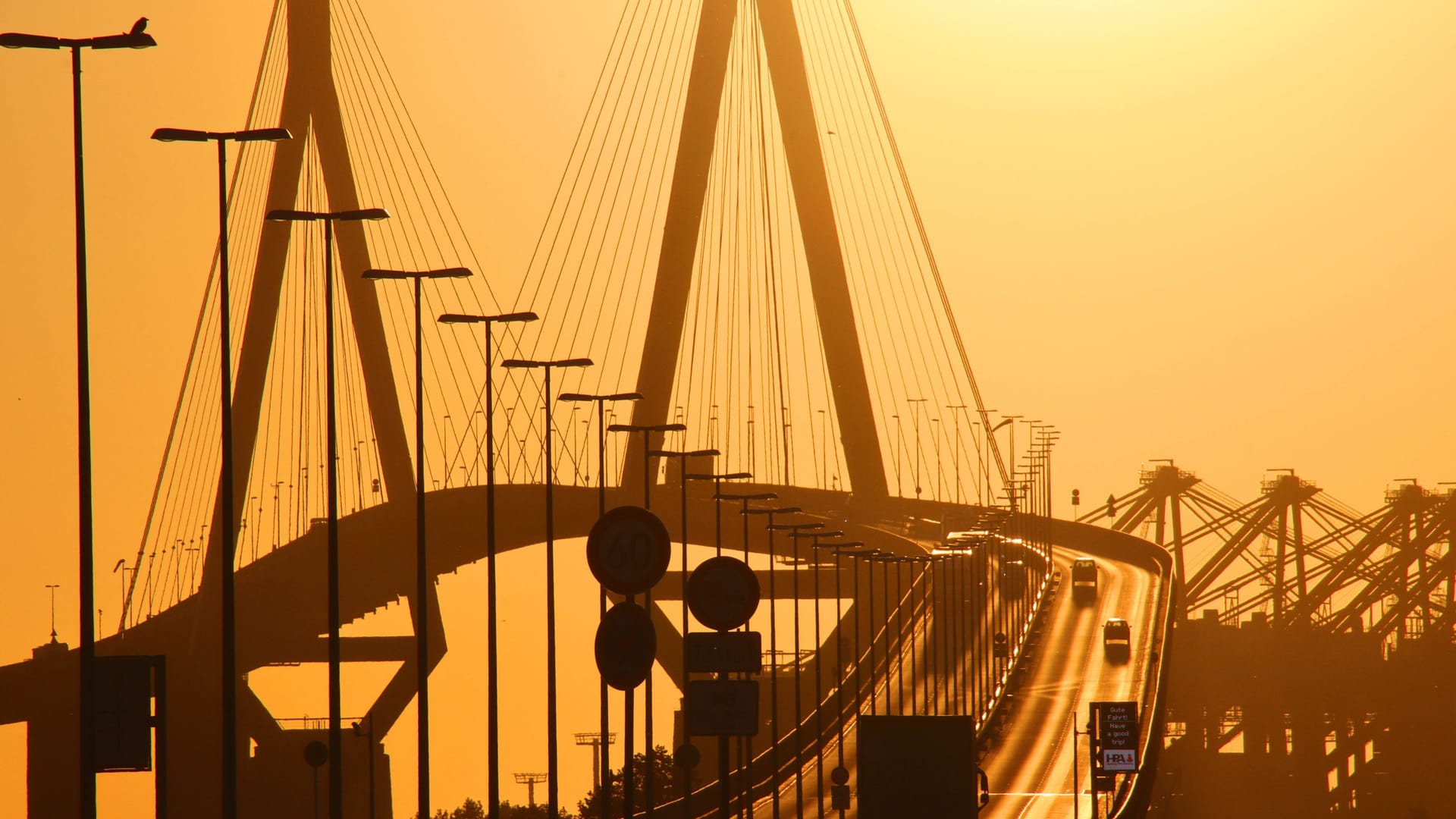 Die Köhlbrandbrücke im Hamburger Hafen im Sonnenuntergang: 1974 wurde das Bauwerk vom damaligen Bundespräsident Walter Scheel eingeweiht. Die Köhlbrandbrücke im Hamburger Hafen im Sonnenuntergang: 1974 wurde das Bauwerk vom damaligen Bundespräsident Walter Scheel eingeweiht.
