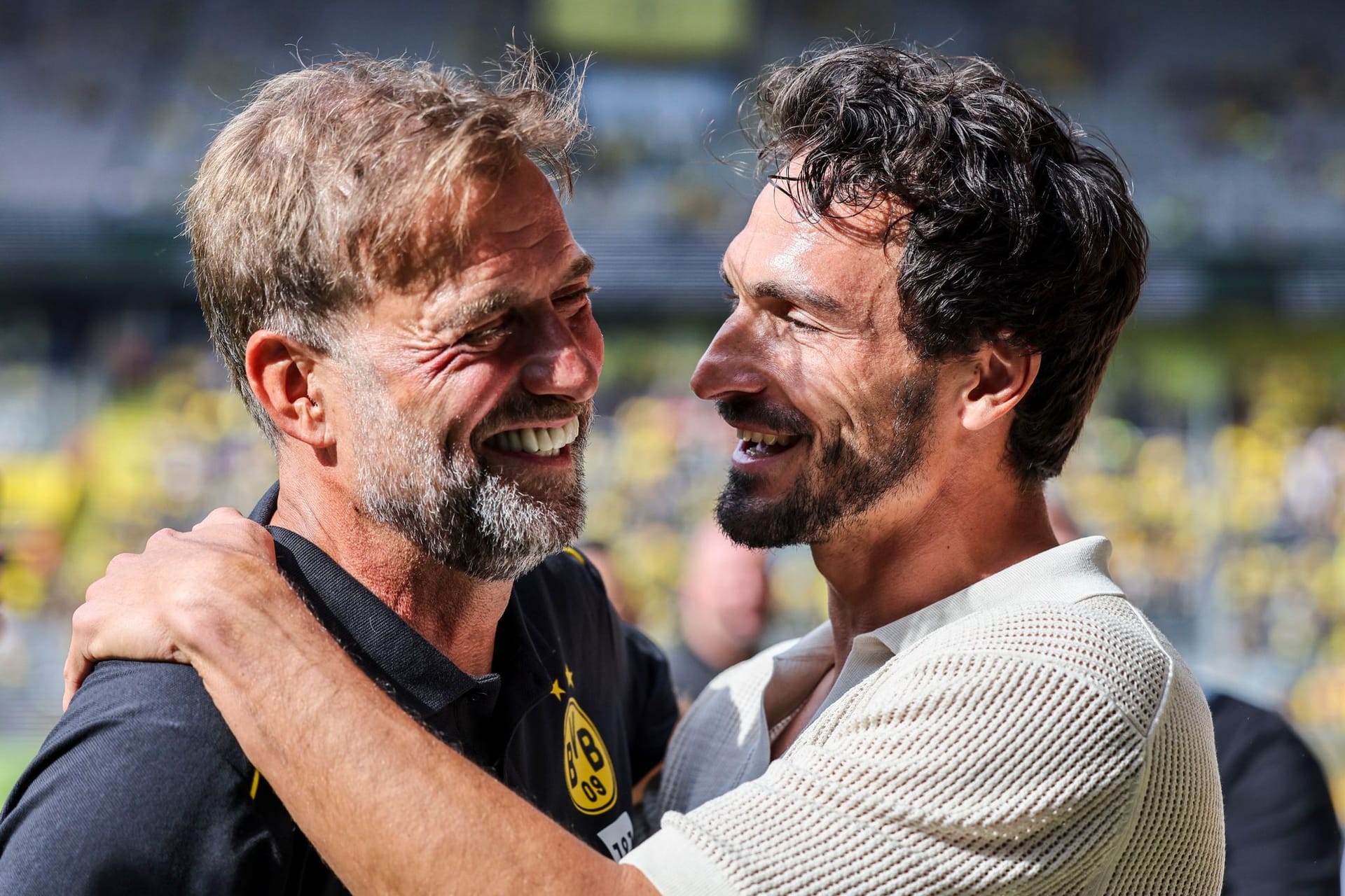 Mats Hummels (r.) mit Jürgen Klopp: Der ehemalige BVB-Verteidiger war kurz nach seinem Rom-Wechsel zurück in Dortmund