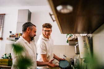 Vater und Sohn spülen ab