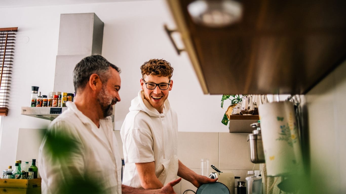 Vater und Sohn spülen ab