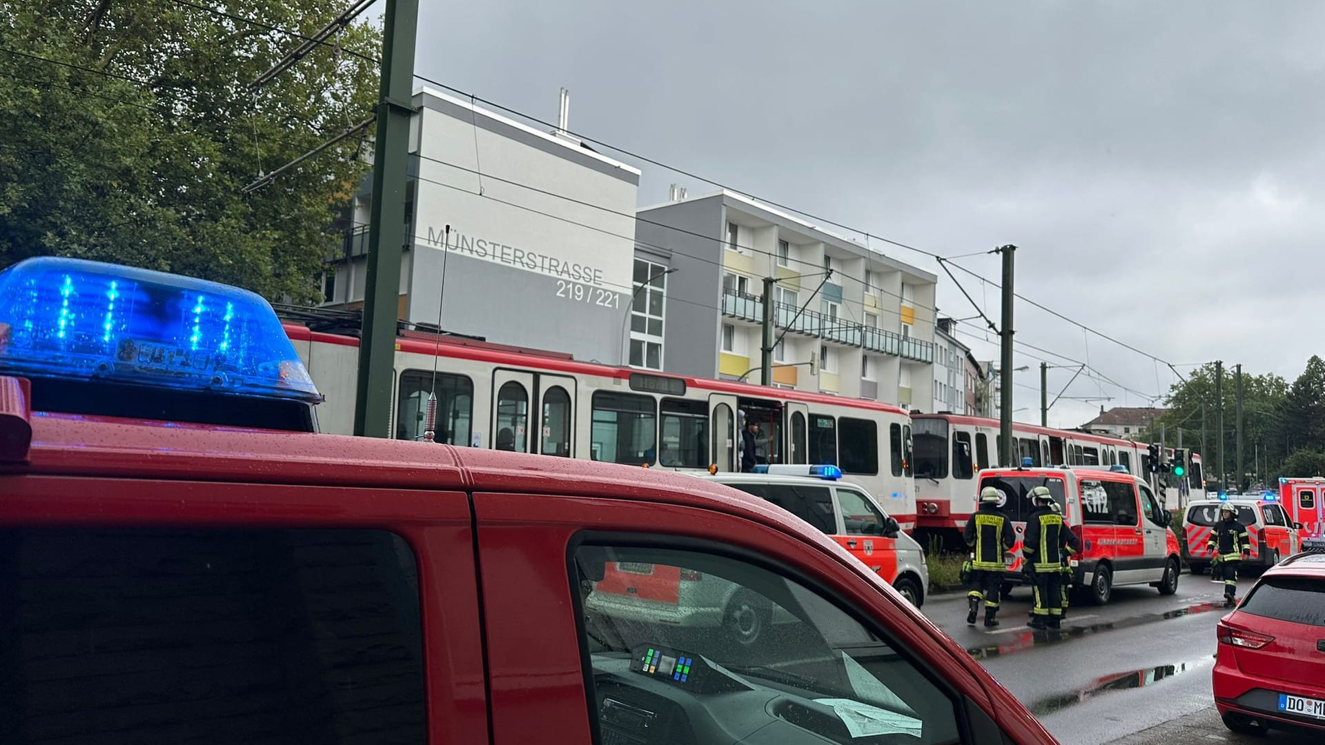 Einsatzkräfte an der Münsterstraße: Ein Kind ist unter eine Straßenbahn geraten.