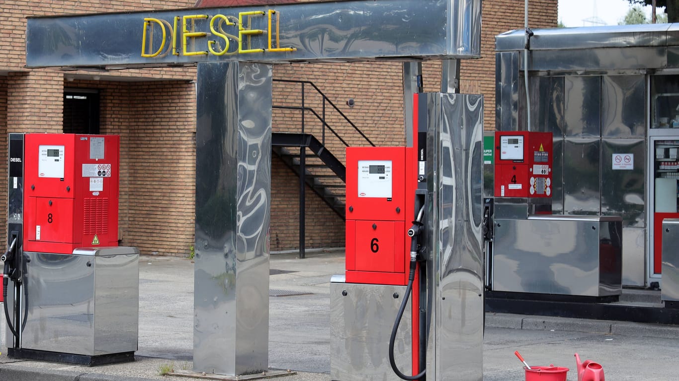 Tankstelle mit Diesel-Zapfsäulen (Symbolbild): Wie lange der Kraftstoff so günstig bleibt, hängt auch von den Temperaturen ab.