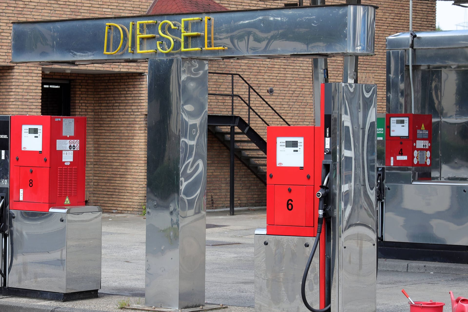 Tankstelle mit Diesel-Zapfsäulen (Symbolbild): Wie lange der Kraftstoff so günstig bleibt, hängt auch von den Temperaturen ab.