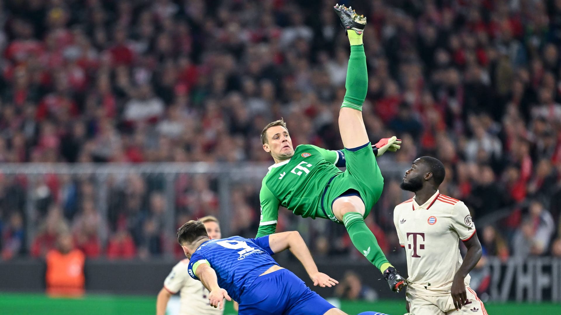 Unglückliche Szene: Manuel Neuer stürzt im Spiel gegen Zagreb zu Boden.