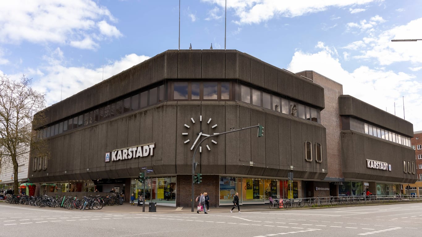 Blick auf das Karstadt-Gebäude in Hamburg-Eimsbüttel: Sowohl Anwohner als auch die Politik sind angesichts der Pläne besorgt.