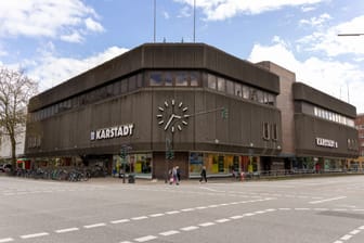 Blick auf das Karstadt-Gebäude in Hamburg-Eimsbüttel: Sowohl Anwohner als auch die Politik sind angesichts der Pläne besorgt.