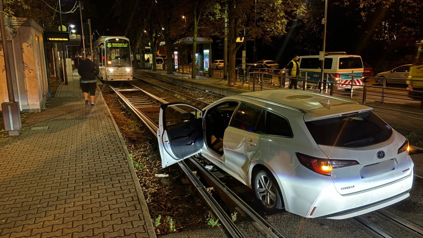 Gegen 4:20 Uhr befuhr ein Toyota (Uber) das Gleisbett im Bereich der Varrentrappstraße / Hamburger Allee. Die Straßenbahnstrecke muss zwischen Festhalle Messe & Bockenheimer Warte gesperrt. Die Sperrung soll laut VGF bis 7 Uhr andauern. Reisende müssen im Bereich auf den Ersatzverkehr umsteigen. Polizei bestätigt. Fahrzeug im Gleisbett. Kein Schaden. Die Pressestelle der VGF hat sich zu diesem Vorfall nicht geäußert.