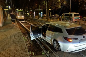 Gegen 4:20 Uhr befuhr ein Toyota (Uber) das Gleisbett im Bereich der Varrentrappstraße / Hamburger Allee. Die Straßenbahnstrecke muss zwischen Festhalle Messe & Bockenheimer Warte gesperrt. Die Sperrung soll laut VGF bis 7 Uhr andauern. Reisende müssen im Bereich auf den Ersatzverkehr umsteigen. Polizei bestätigt. Fahrzeug im Gleisbett. Kein Schaden. Die Pressestelle der VGF hat sich zu diesem Vorfall nicht geäußert.